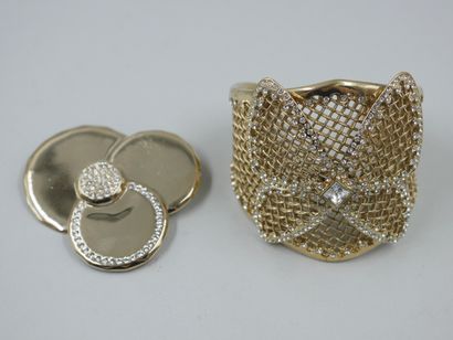 null AZZARO. 

Bracelet in gold metal mesh and rhinestones. A metal brooch is at...