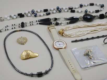null Lot of costume jewelry including necklaces, brooches, pendants, rings, a watch...