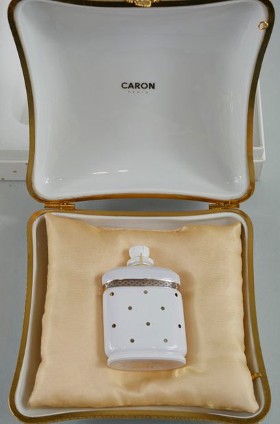 null CARON "Christmas Night

Limited edition cushion " Nuit de Noël ".

White opaque...