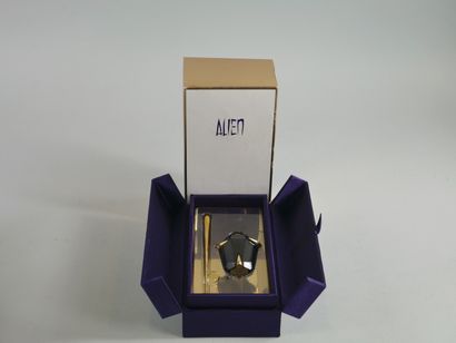null THIERRY MUGLER

Lot comprenant un flacon de parfum « Alien », 10ml (lacunaire),...