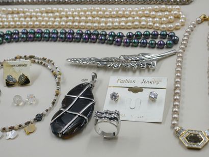 null Lot of costume jewelry including necklaces, watches, beads, a brooch, a pendant,...