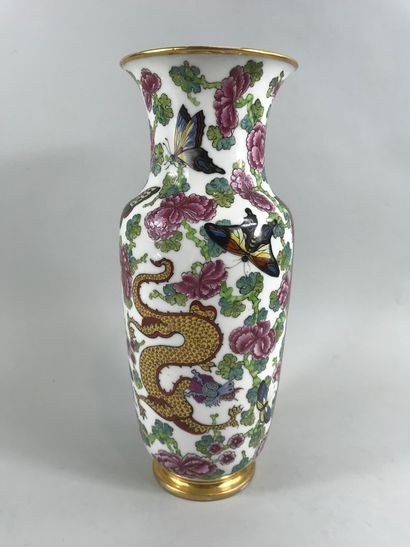 null CHINA, 20th century. 

Vase decorated with flowers, butterflies and a chess...