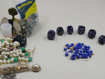 null Lot de perles fantaisie dont perles de lapis-lazuli, 6 grosses perles millefiori,...