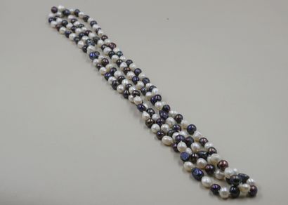 null Long necklace of fancy baroque pearls.