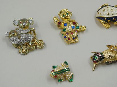null Lot of fancy brooches, animal subjects and character.