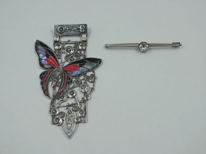 null Butterfly brooch in silver plated metal, mother of pearl and enamel. 

Length:...