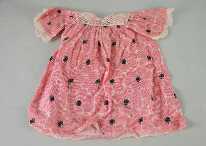 null Important lot of clothes and accessories for antique dolls including :

Dresses,...