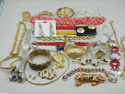 null Lot of costume jewelry including watches, brooches, bracelets, clips and earrings,...
