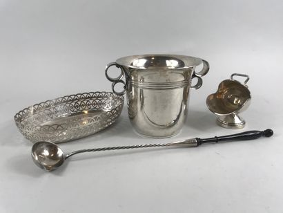 null Lot in silver plated metal including : 

- a bread basket signed on the back...