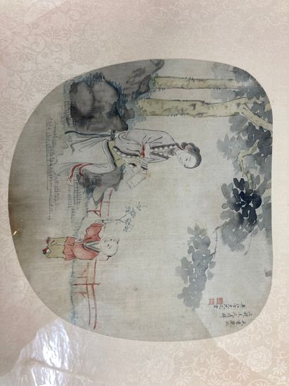 null JAPON, XIXe siècle.

Peinture sur soie figurant une femme et un enfant au jardin.

Inscriptions...