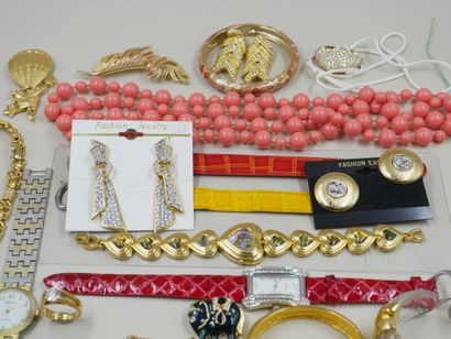 null Lot of costume jewelry including watches, brooches, bracelets, clips and earrings,...