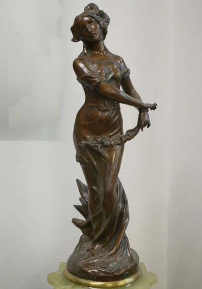 null Pendule en onyx vert ornée d'une sculpture en bronze représentant une femme...