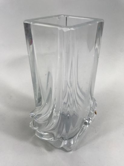 null DAUM. 

Vase quadrangulaire en cristal, la base mouvementée. Gravé Daum France.

Haut...
