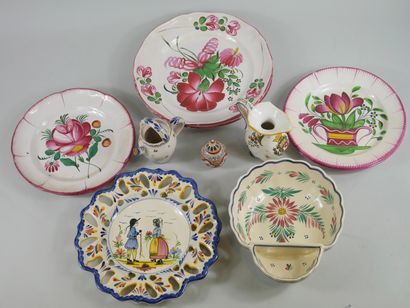 null Lot including : 

- 2 plates with flower pattern. 

Diam: 27,5cm.

- 2 plates...
