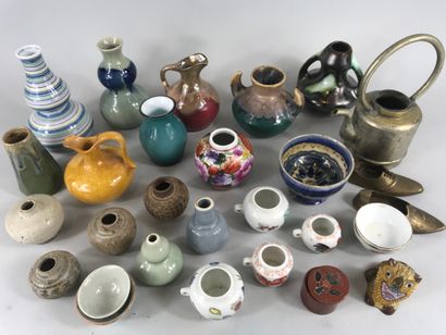 null Lot of 25 small ceramics of which vases, pots, pourers, cups and stylized cat

A...