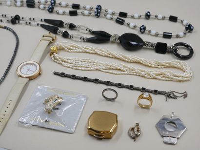 null Lot of costume jewelry including necklaces, brooches, pendants, rings, a watch...
