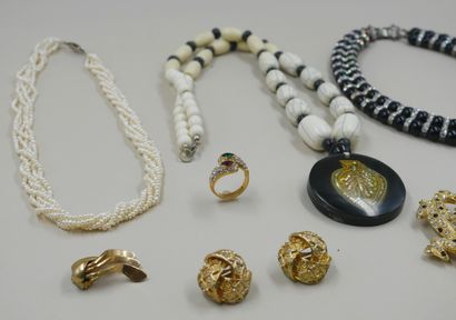 null Lot of costume jewelry including necklaces, brooches, ear clips, a ring, et...
