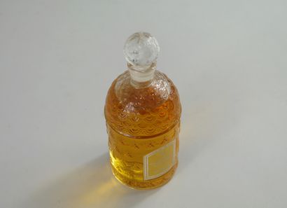 null GUERLAIN « N°68 »

Flacon en verre modèle abeilles incolores, titré « N°68 »,...