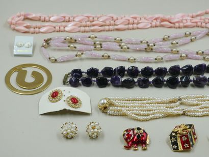 null Lot of costume jewelry including necklaces, brooches, earrings and a pendan...