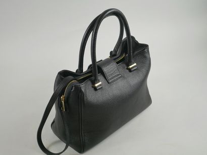 null PIERRE CARDIN

Black leather handbag 

(Condition close to new)