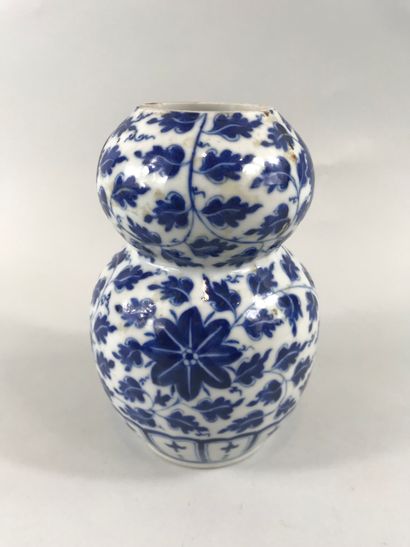 null CHINA, 19th century, apocryphal mark of Xuande on the back.

Double gourd vase...