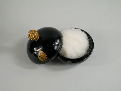 null LANVIN

Powder box model ball in black glass. Stopper of raspberry shape, gilded....