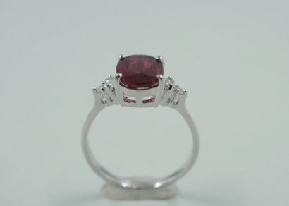 null 18k white gold ring set with a 2.02cts natural ruby and baguette and brilliant-cut...