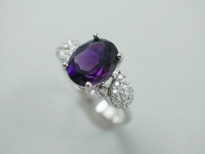 null Ring in 18k white gold set with an oval amethyst of 2.5cts in a knotted diamond-paved...