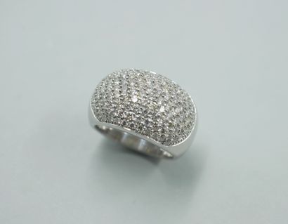 null Band ring in 18k white gold decorated with a large dome of diamonds. 

Width...
