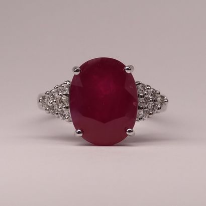 null Bague en or blanc 18K sertie d'un rubis ovale de 6,80cts environ épaulé de diamants...