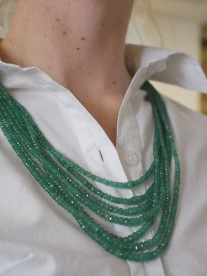 null Necklace composed of 7 rows of faceted emerald pearls for 400cts approximately...