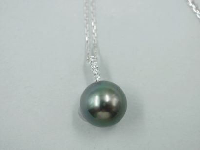 null Pendant in 18k white gold set with a Tahitian pearl of about 11mm diameter,...