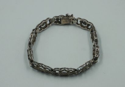 null Bracelet en argent à mailles oblongues ajourées, agrémenté de marcassites taillées....