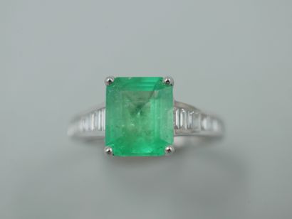 null 18k white gold ring set with a 2.40cts emerald cut emerald and baguette diamonds....