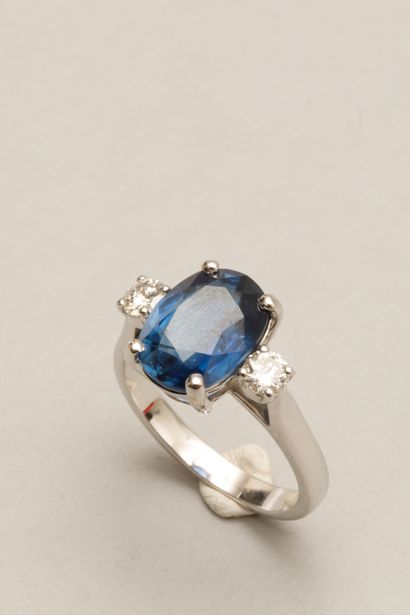null 18k white gold ring set with an oval sapphire of about 5cts with two white diamonds...