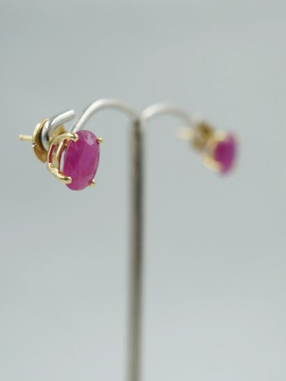 null Pair of earrings in 18k yellow gold, each set with two oval rubies for about...
