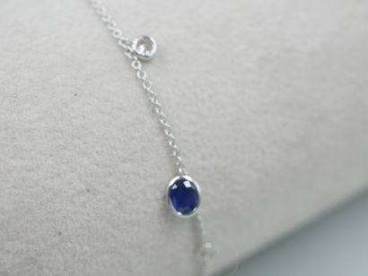 null Pendant bracelet in 18k white gold with four diamonds and an oval sapphire in...