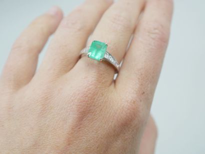 null 18k white gold ring with an emerald probably from Colombia, about 3cts, set...