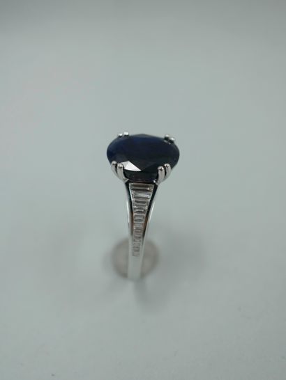 null Ring in 18k white gold set with an oval sapphire of 7.50cts and baguette-cut...