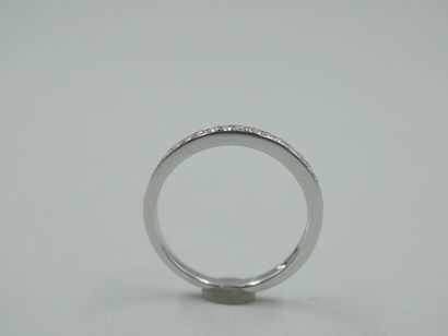 null Half wedding ring in 18k white gold set with diamonds. 

PB : 2,15gr. TDD :...