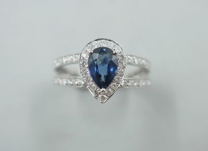 null 18k white gold double ring set with a 1.01ct pear cut sapphire in a diamond...