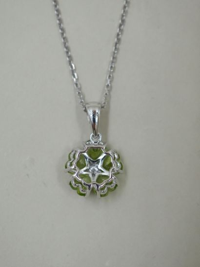 null Collier en or blanc 18k retenant un pendentif fleur serti en son centre d'un...