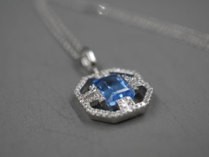 null Pendant in 18k white gold surmounted by a rectangular blue topaz of approximately...