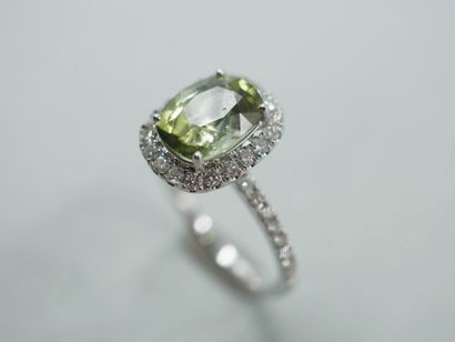 null 18k white gold ring set with a green tourmaline cushion cut of 2cts in a diamond...