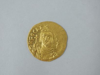  PHOCAS (602-610). Solidus. Constantinople. L’empereur de f. tenant une croix. R./...