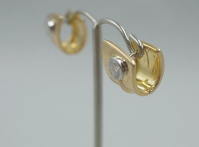 null 
Paire de boucles d'oreilles en or jaune 18k serties de deux diamants de 0,40cts...