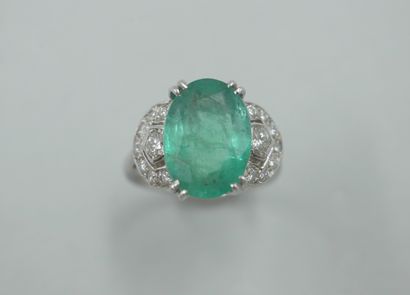 null 
18k white gold ring centered on an emerald of 4.50cts on an openwork setting...