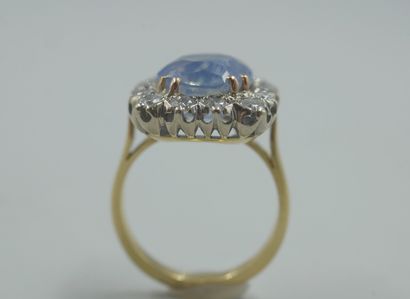 null 
18k gold ring set with a superb 8.38cts natural Ceylon GIRASOL sapphire in...