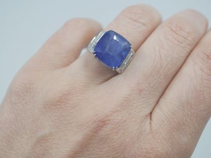 null 
18k white gold ring set with a large CEYLAN natural sapphire and 10 baguette-cut...