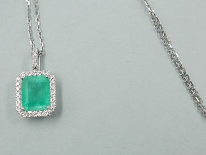 18k white gold pendant set with an emerald...